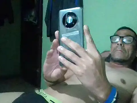 Snapshot of Francisco4910 chatting on December 7, 4:26 am Francisco4910 online show from December 7, 4:26 am