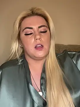 Snapshot of Blondiee3088 chatting on February 27, 11:37 pm Blondiee3088 online show from February 27, 11:37 pm