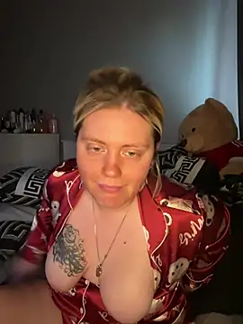 Snapshot of Blondiee3088 chatting on February 4, 9:37 am Blondiee3088 online show from February 4, 9:37 am