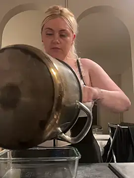 Snapshot of Blondiee3088 chatting on February 23, 9:16 pm Blondiee3088 online show from February 23, 9:16 pm