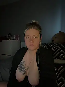 Snapshot of Blondiee3088 chatting on February 6, 9:16 am Blondiee3088 online show from February 6, 9:16 am