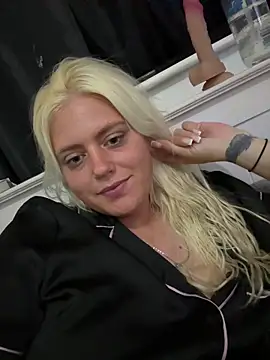 Snapshot of Blondiee3088 chatting on September 15, 4:02 am Blondiee3088 online show from September 15, 4:02 am