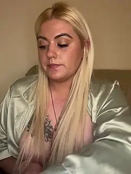 Snapshot of Blondiee3088 chatting on February 12, 9:01 pm Blondiee3088 online show from February 12, 9:01 pm