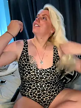 Snapshot of Blondiee3088 chatting on October 2, 11:13 am Blondiee3088 online show from October 2, 11:13 am