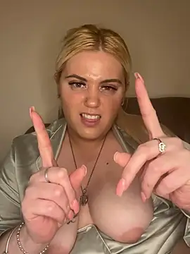 Snapshot of Blondiee3088 chatting on February 13, 5:44 pm Blondiee3088 online show from February 13, 5:44 pm