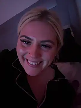 Snapshot of Blondiee3088 chatting on December 14, 2:00 am Blondiee3088 online show from December 14, 2:00 am