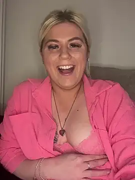 Snapshot of Blondiee3088 chatting on January 7, 1:46 pm Blondiee3088 online show from January 7, 1:46 pm