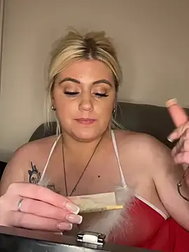 Snapshot of Blondiee3088 chatting on December 22, 10:25 pm Blondiee3088 online show from December 22, 10:25 pm