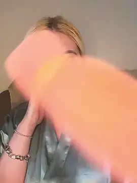 Snapshot of Blondiee3088 chatting on March 5, 12:44 pm Blondiee3088 online show from March 5, 12:44 pm