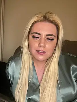 Snapshot of Blondiee3088 chatting on February 28, 9:33 pm Blondiee3088 online show from February 28, 9:33 pm