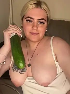 Snapshot of Blondiee3088 chatting on December 12, 12:59 am Blondiee3088 online show from December 12, 12:59 am