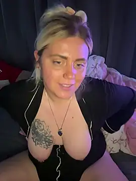 Snapshot of Blondiee3088 chatting on February 12, 10:04 am Blondiee3088 online show from February 12, 10:04 am