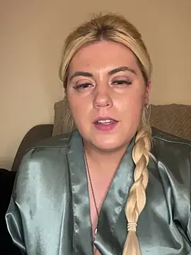 Snapshot of Blondiee3088 chatting on February 25, 8:42 pm Blondiee3088 online show from February 25, 8:42 pm