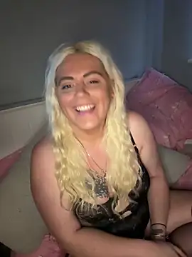 Snapshot of Blondiee3088 chatting on November 10, 4:12 pm Blondiee3088 online show from November 10, 4:12 pm