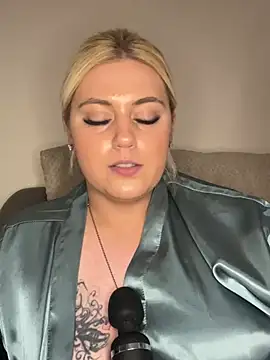 Snapshot of Blondiee3088 chatting on March 3, 4:36 pm Blondiee3088 online show from March 3, 4:36 pm