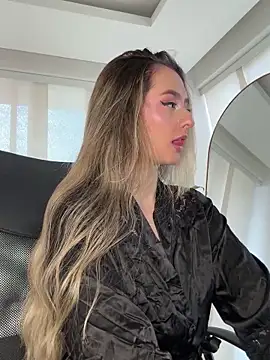 nicollefiorett online show from September 11, 8:53 pm