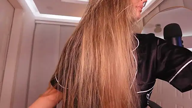 nicollefiorett online show from November 22, 1:15 am