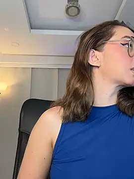 nicollefiorett online show from April 21, 11:44 pm