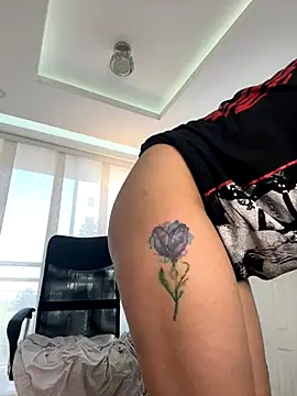 nicollefiorett online show from December 3, 9:25 pm