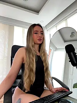 nicollefiorett online show from September 15, 7:36 pm
