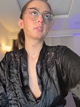 nicollefiorett online show from March 16, 12:18 am