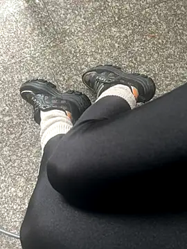 Snapshot of FeetVibe chatting on October 7, 6:47 am FeetVibe online show from October 7, 6:47 am