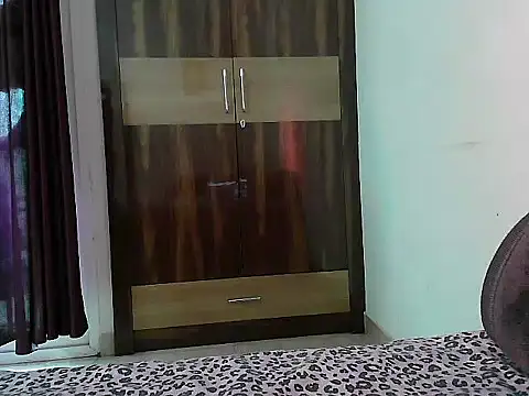 Snapshot of Official_queen chatting on March 15, 6:20 am Official queen online show from March 15, 6:20 am