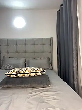 prettiepearl online show from April 12, 1:42 am