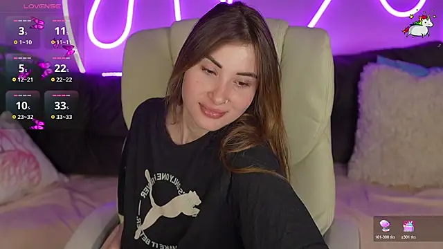 Snapshot of JennyyLuv chatting on November 3, 1:44 am JennyyLuv online show from November 3, 1:44 am