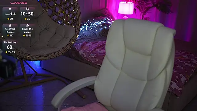 Snapshot of DonnaLustt chatting on May 6, 6:45 pm DonnaLustt online show from May 6, 6:45 pm