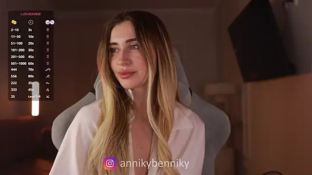 Coconutkittyy online show from March 4, 8:49 pm