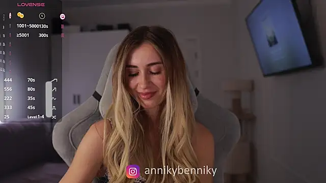 Coconutkittyy online show from February 18, 6:37 pm