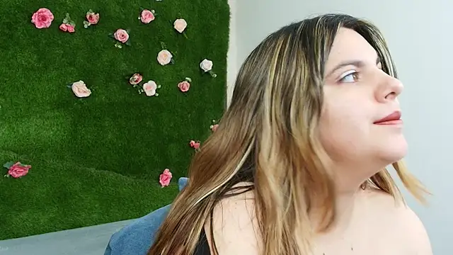 Huge Titties  online show from May 2, 12:21 pm