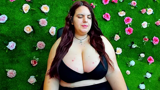 Snapshot of Huge_Titties_ chatting on February 21, 5:13 am Huge Titties online show from February 21, 5:13 am