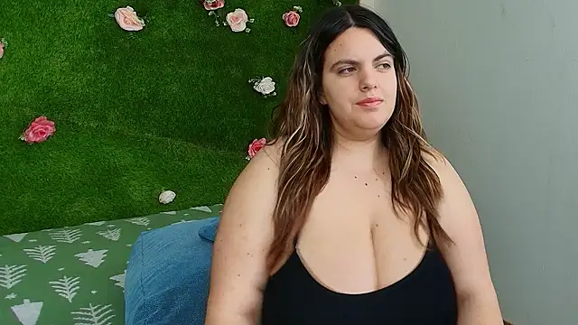 Huge Titties  online show from March 10, 5:00 am