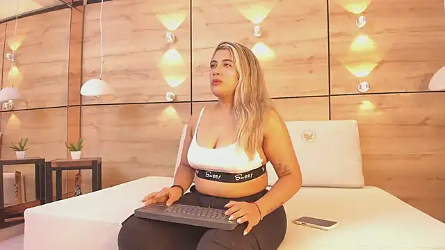 Snapshot of julietha_taylor chatting on October 7, 2:12 am julietha taylor online show from October 7, 2:12 am