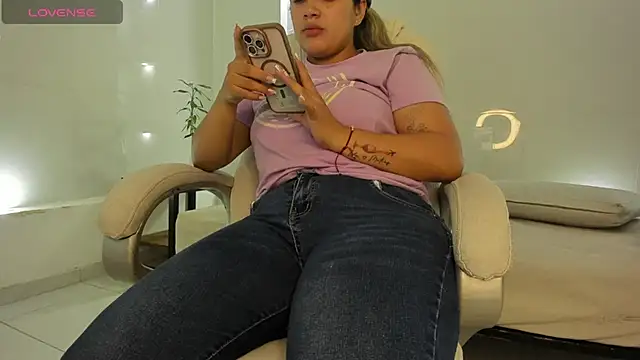 Snapshot of julietha_taylor chatting on September 10, 2:32 am julietha taylor online show from September 10, 2:32 am