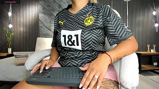 julietha taylor online show from November 8, 3:21 am