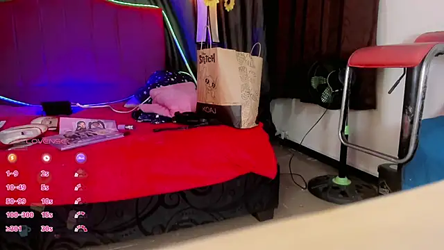 Snapshot of Gabyqueen70 chatting on February 16, 3:05 am Gabyqueen70 online show from February 16, 3:05 am