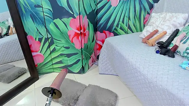 Snapshot of Mieldeluna chatting on February 10, 5:28 am Mieldeluna online show from February 10, 5:28 am