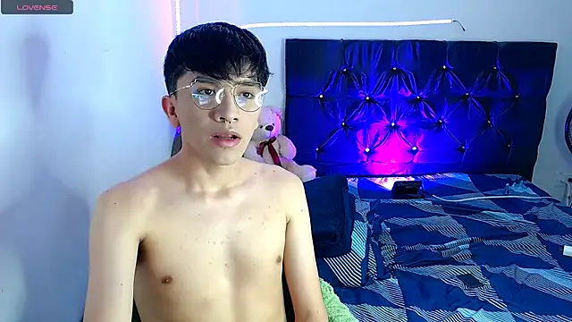 Snapshot of benji_hoter chatting on November 23, 1:21 pm benji hoter online show from November 23, 1:21 pm