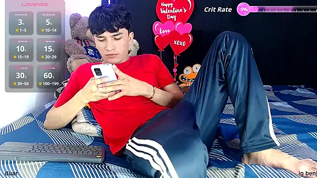 Snapshot of benji_hoter chatting on February 6, 11:12 pm benji hoter online show from February 6, 11:12 pm