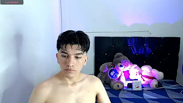 Snapshot of benji_hoter chatting on October 21, 11:04 pm benji hoter online show from October 21, 11:04 pm