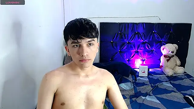 Snapshot of benji_hoter chatting on November 17, 10:25 pm benji hoter online show from November 17, 10:25 pm