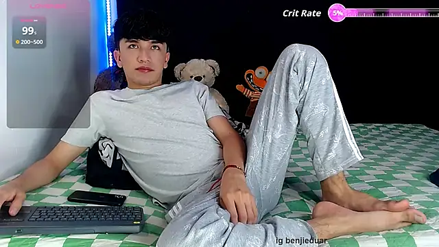 Snapshot of benji_hoter chatting on February 1, 11:03 pm benji hoter online show from February 1, 11:03 pm