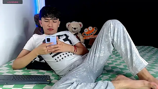 Snapshot of benji_hoter chatting on February 2, 11:04 pm benji hoter online show from February 2, 11:04 pm