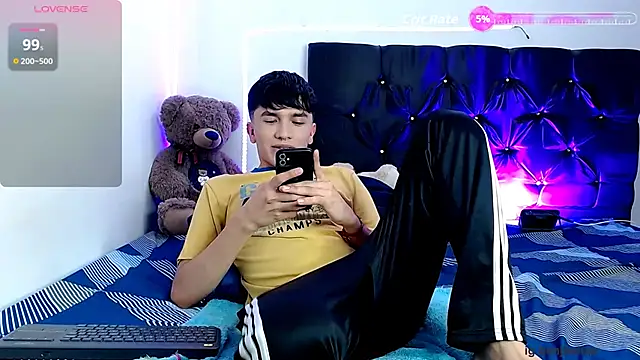 Snapshot of benji_hoter chatting on November 13, 10:02 pm benji hoter online show from November 13, 10:02 pm