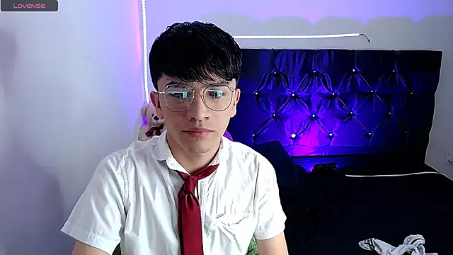 Snapshot of benji_hoter chatting on October 31, 4:36 pm benji hoter online show from October 31, 4:36 pm