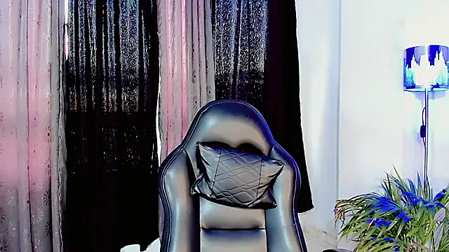 dollswit01 online show from March 26, 10:18 pm