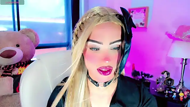 Snapshot of dollswit01 chatting on January 20, 8:18 pm dollswit01 online show from January 20, 8:18 pm